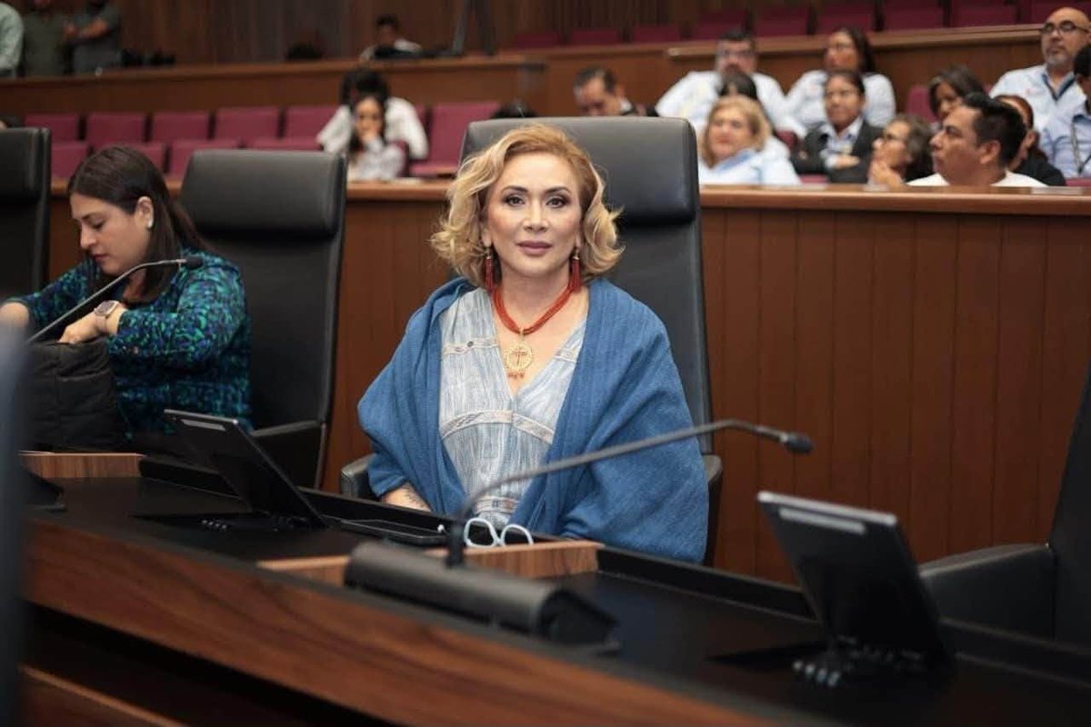 Assetreclaim's tweet photo. #AgendaVioleta🟣 Concepción Rueda propone sancionar el fraude en candidaturas de acciones afirmativas en Oaxaca

La diputada local Concepción Rueda Gómez @ConyRuedaG  presentó una iniciativa para combatir el fraude en las acciones afirmativas y garantizar que las candidaturas reservadas sean ocupadas por quienes realmente pertenecen a los grupos históricamente discriminados.

La propuesta establece como simulación fraudulenta la utilización de documentos falsos, información alterada o declaraciones deliberadamente engañosas para obtener, conservar o ejercer una candidatura reservada mediante una acción afirmativa. Asimismo, responsabiliza no solo a quienes cometan el fraude, sino también a los partidos políticos que lo promuevan, faciliten, validen o toleren dolosamente.

Entre  las sanciones que propone la iniciativa se encuentran la negativa del registro de una  candidatura, la cancelación del registro cuando el fraude sea descubierto durante el proceso electoral, la pérdida del derecho a ser  registrado como candidato, así como amonestaciones, multas y la reducción de las ministraciones a los partidos políticos que participen o permitan estas conductas. Además, cuando sea jurídicamente posible, la candidatura podrá ser sustituida por una persona que sí  cumpla legítimamente con la acción afirmativa correspondiente.

La iniciativa también impone nuevas obligaciones a los partidos políticos. Deberán revisar de buena fe la documentación presentada por sus candidaturas, abstenerse de fabricar o validar información falsa, resguardar los expedientes y dar aviso a la autoridad electoral cuando existan elementos objetivos de una posible simulación. El incumplimiento de estos deberes también será sancionado.

"Las acciones afirmativas son una herramienta para garantizar la representación de quienes históricamente han sido excluidos de la vida pública. Quien obtiene una candidatura mediante engaños le arrebata ese espacio a quien legítimamente tiene derecho. Esta iniciativa busca cerrar la puerta al fraude y proteger la confianza de la ciudadanía en los procesos electorales", afirmó la diputada Concepción Rueda Gómez.

La legisladora subrayó que la propuesta no criminaliza identidades ni vulnera derechos humanos. Por el contrario, establece que la autoadscripción se presumirá de buena fe y prohíbe investigaciones basadas en la apariencia física, la orientación sexual, la identidad de género, la discapacidad o cualquier otro dato sensible, así como la práctica de exámenes médicos, psicológicos o corporales para acreditar una acción afirmativa.

Asimismo, el proyecto reconoce que la tipificación de los delitos electorales corresponde al Congreso de la Unión, por lo que plantea impulsar una reforma a la legislación federal para que la simulación fraudulenta de acciones afirmativas también pueda generar responsabilidades penales.

La iniciativa propone adicionar los artículos 2 Bis y 186 Bis; una fracción XIX al artículo 304; una fracción X al artículo 306; una fracción XVIII al artículo 307; un numeral 8 al artículo 317; y una fracción V al artículo 334 de la Ley de Instituciones y Procedimientos Electorales del Estado de Oaxaca, creando por primera vez un marco legal específico para prevenir, investigar y sancionar la simulación fraudulenta de acciones afirmativas, fortaleciendo la representación política de los pueblos indígenas y afromexicanos, las mujeres, las personas con discapacidad, la diversidad sexual y de género, las juventudes y demás grupos históricamente discriminados.

La propuesta fue remitida a comisiones para su análisis y estudio.  

@CongresoOaxaca_  #Morena @ONUMujeres  @mujeresgobmx  @SM_GobOax  

https://t.co/B3Y5VdfQJy