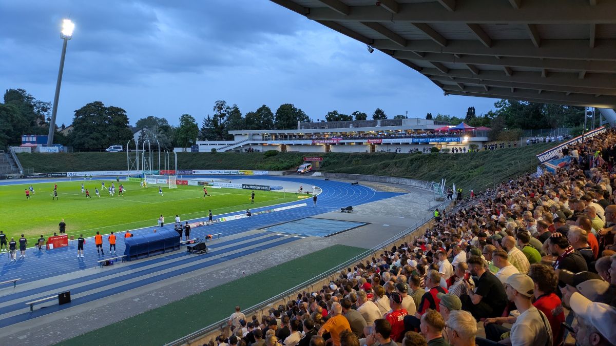 kaigaielf's tweet photo. Bonner SC 1 - 2 Rot-Weiß Oberhausen
🏟️: Stadion Bonn im Sportpark Nord 🇩🇪
🏆: Regionalliga West (4部)
👥: 3,246人

レギオナルリーガ西部の開幕戦⚽️
アウェイファンがぎっしりで、いい雰囲気🥰

前方が座席、後方が立ち見席！

大きい照明塔の間の、控えめな灯りが線香花火みたいで愛おしい🥰 https://t.co/baOmxcQuEL