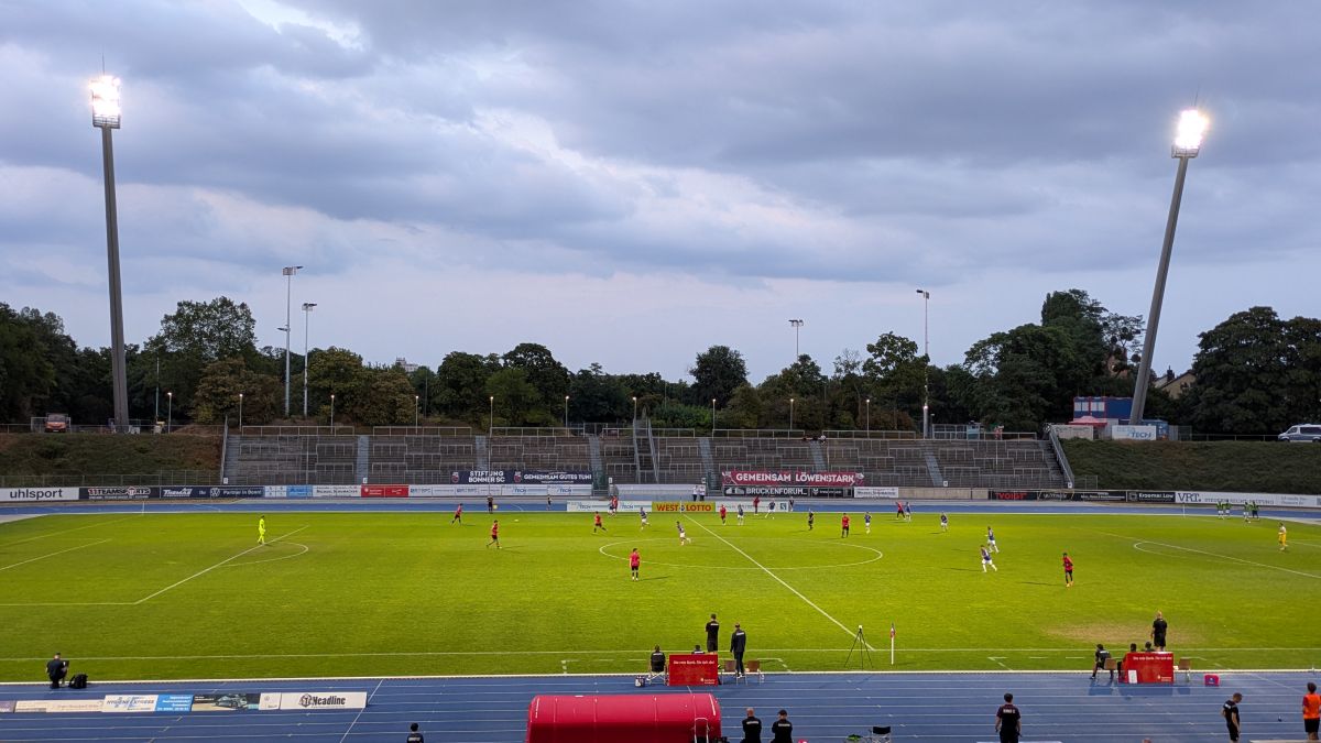 kaigaielf's tweet photo. Bonner SC 1 - 2 Rot-Weiß Oberhausen
🏟️: Stadion Bonn im Sportpark Nord 🇩🇪
🏆: Regionalliga West (4部)
👥: 3,246人

レギオナルリーガ西部の開幕戦⚽️
アウェイファンがぎっしりで、いい雰囲気🥰

前方が座席、後方が立ち見席！

大きい照明塔の間の、控えめな灯りが線香花火みたいで愛おしい🥰 https://t.co/baOmxcQuEL