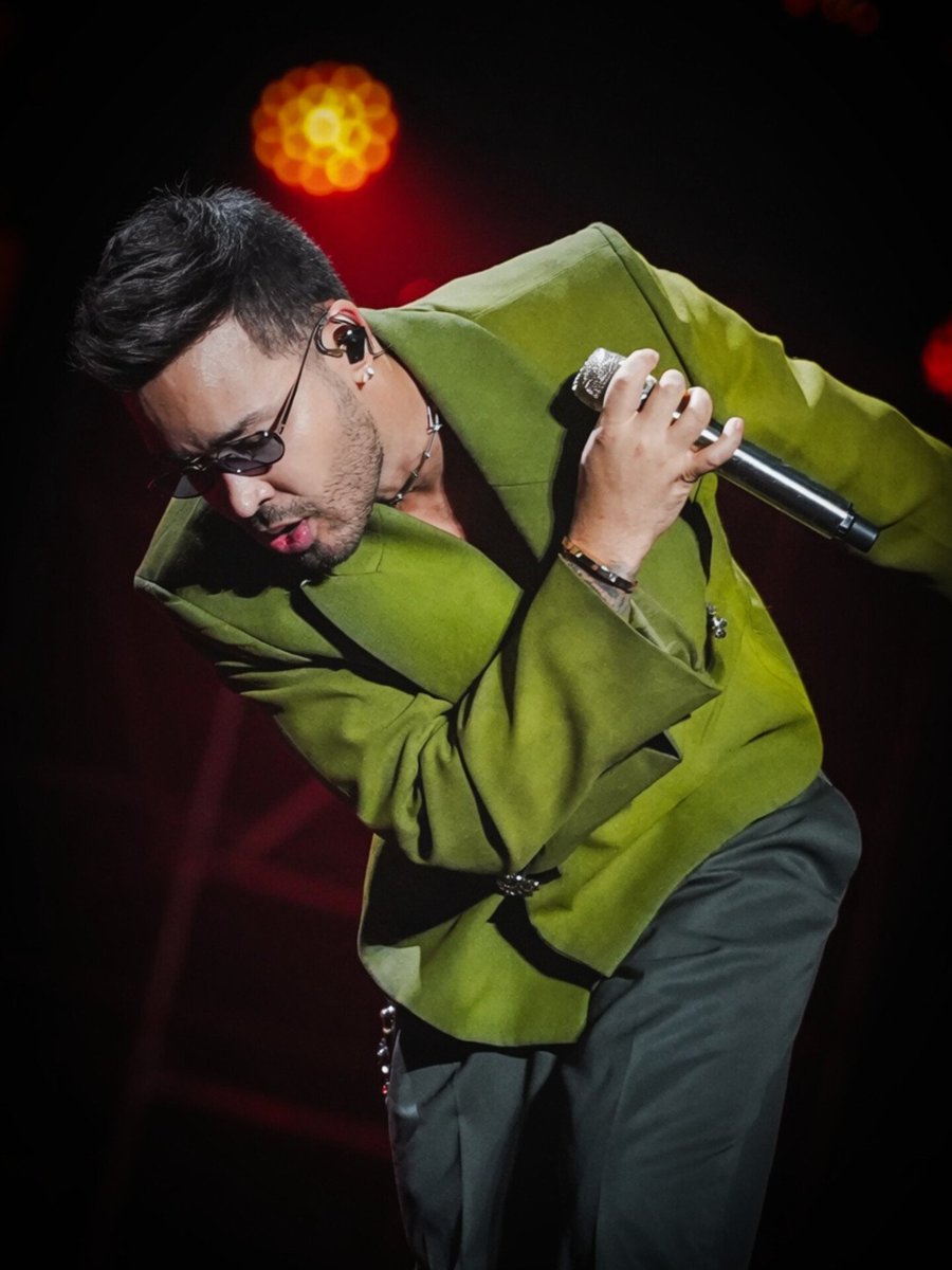 RomeoSantosPage's tweet photo. Mejor Tarde Que Nunca.. Europa 🧡🧡 https://t.co/BezamZ2ijZ