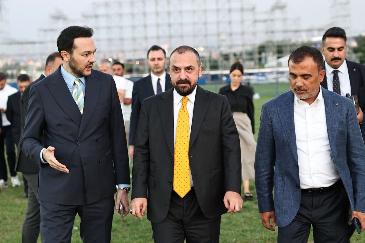 CaglarKaya's tweet photo. Tanıtım ve Medyadan Sorumlu Genel Başkan Yardımcımız Sayın @acarfaruka ile birlikte, Partimizin 25. Yıl Özel Mitingi’nin gerçekleştirileceği Başkent Millet Bahçesi’nde yürütülen hazırlık çalışmalarını yerinde inceledik. @efedemirhann https://t.co/kGxfo6OJ9O