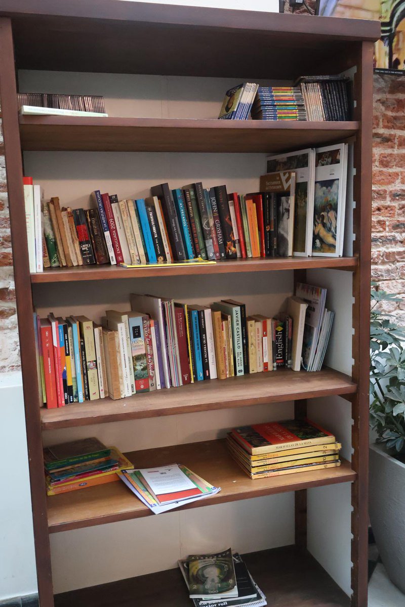 ASSEHMaciel's tweet photo. 📚 En el marco de la inauguración de la muestra, la Embajadora de Panamá, María Gabriela Méndez Altamirano, impulsó la donación institucional de doce libros infantiles escritos por niños panameños, que fueron incorporados al espacio de lectura del Patio del Brocal. https://t.co/YGOvTvFQra