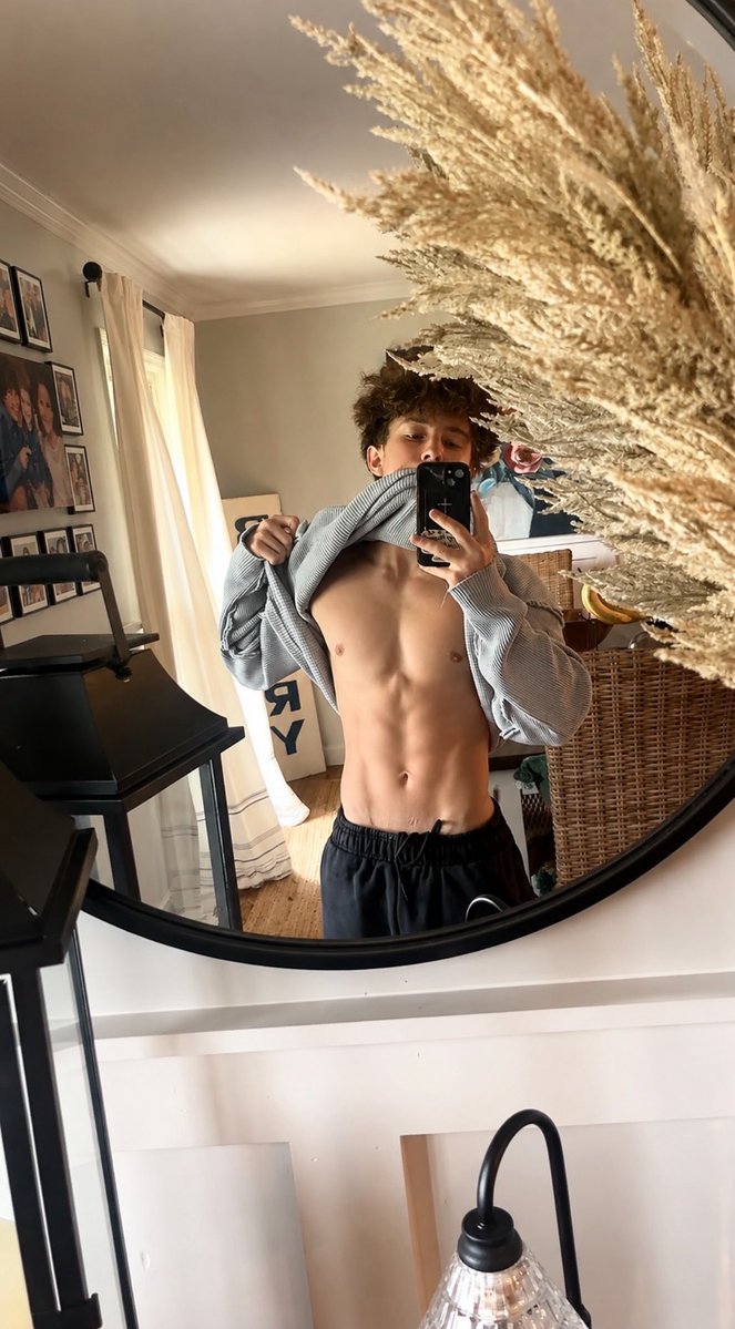 Isaiahaboveyou's tweet photo. leg day 🥀🥀 https://t.co/XQQFtemEv7