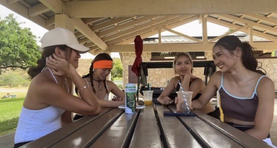 roseshollie_'s tweet photo. Yung pinawisan sila sa hike kaya pati yung tinginan nila lumagkit https://t.co/20AUbYwDFV