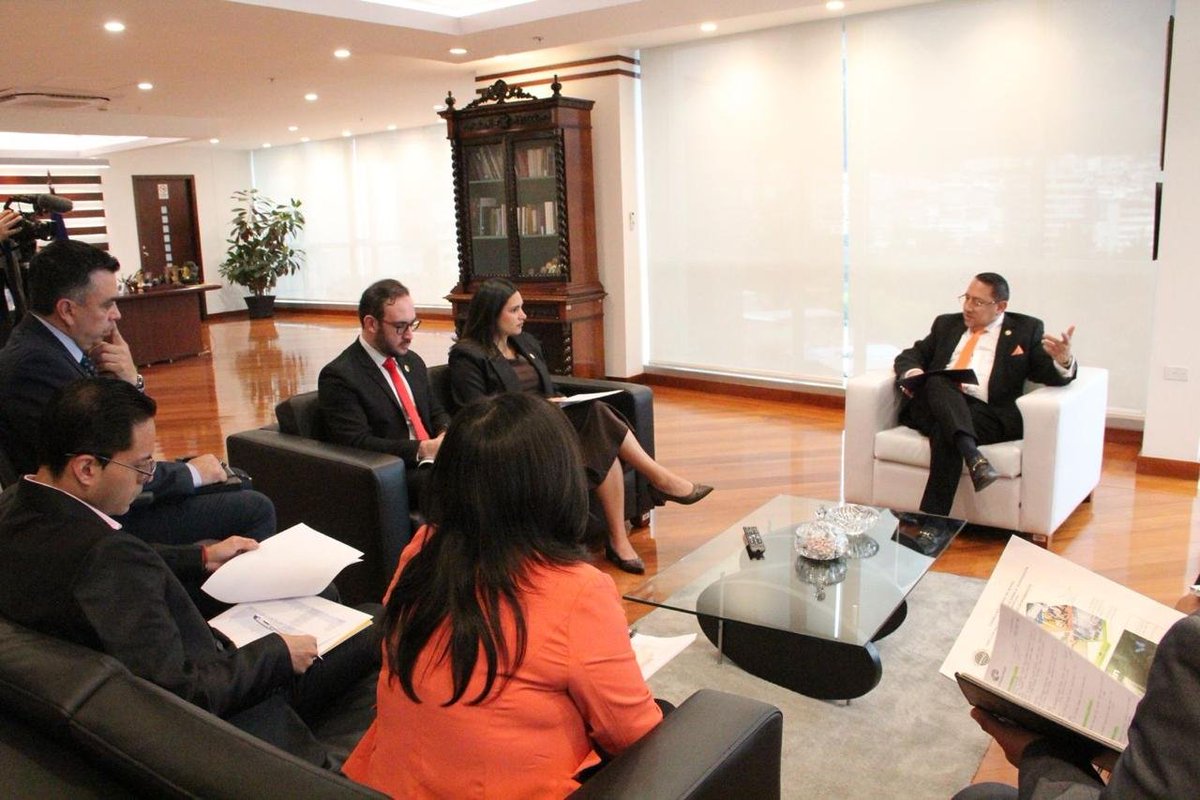 ContraloriaECU's tweet photo. 🏛️ #LaNuevaContraloría | El contralor, Dr. Mauricio Torres, recibió a la secretaria de Integridad Pública (@Integridad_EC ), Doménica Bajaña, y a los subsecretarios de la entidad, con el objetivo de fortalecer la coordinación interinstitucional para el seguimiento de las alertas de corrupción.

🔎 Durante la reunión se revisaron los casos remitidos por la Secretaría y se coordinaron acciones para la participación de la #CGE en las estrategias de prevención e integridad pública.

🙌 Fortalecer la coordinación interinstitucional permite anticipar riesgos, robustecer los controles y actuar oportunamente en defensa de los recursos públicos.