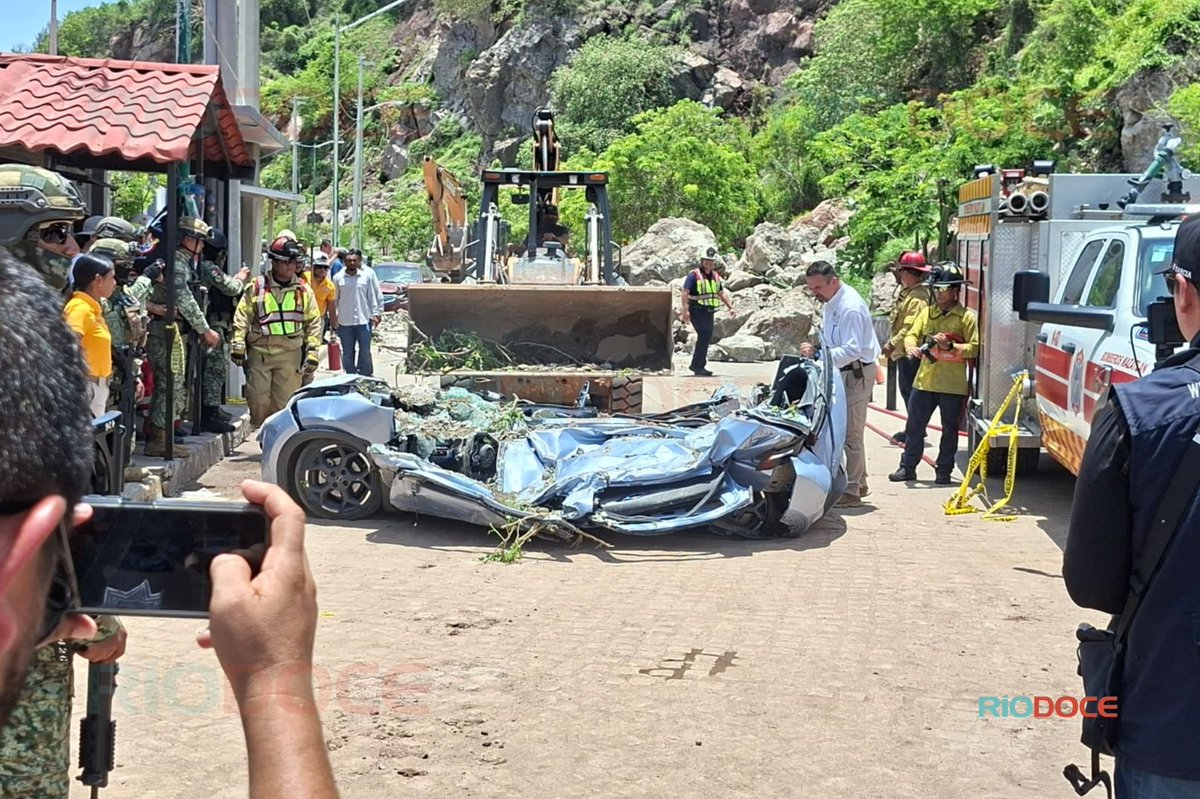 Riodoce_mx's tweet photo. ⛰️🚗 Un desprendimiento de rocas en las faldas del #CerrodelCrestón dejó dos mujeres foráneas #lesionadas y cinco vehículos dañados, uno de ellos totalmente aplastado.
Cierran acceso al #Faro de #Mazatlán.
👉https://t.co/E0nr2dBWRa https://t.co/Cynru9d271