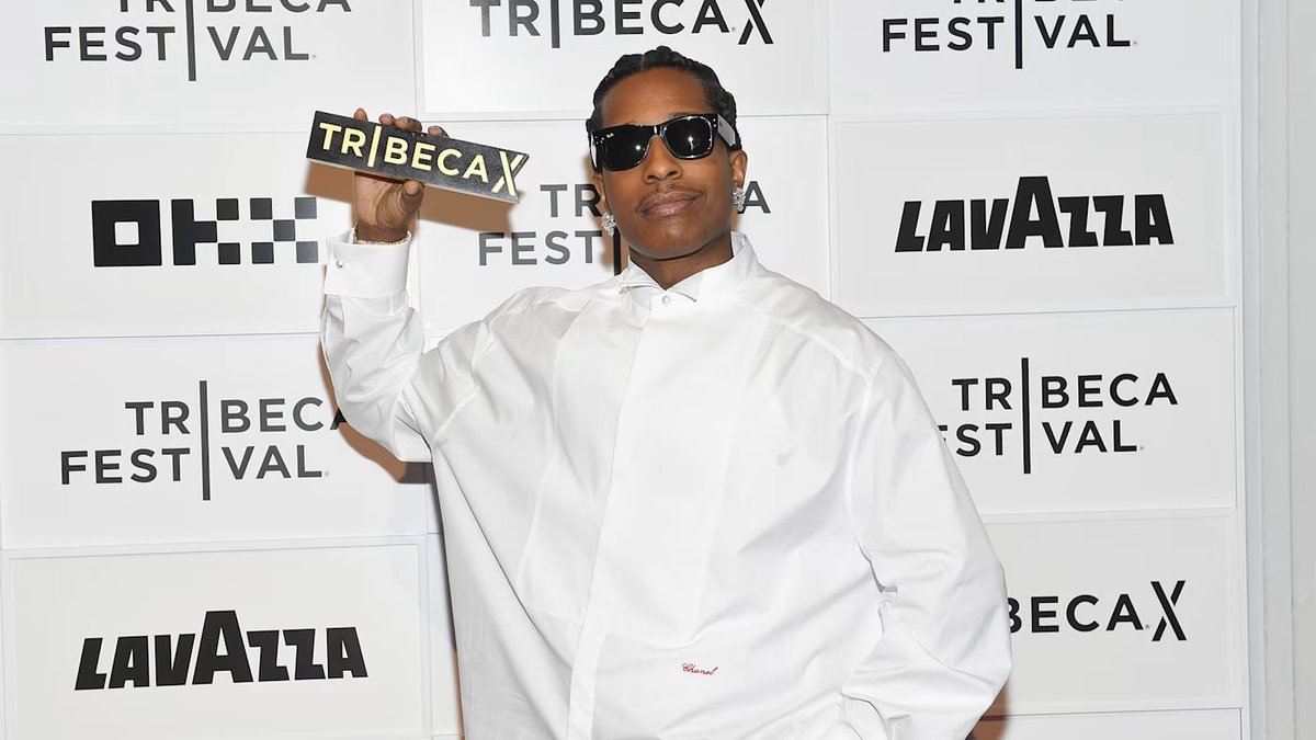 trapcit0u's tweet photo. 🚨A$AP Rocky cancela parceria com designer após DM privada ser exposta nas redes.

O rapper entrou em contato com o designer Allan Peters para perguntar sobre valores e demonstrou interesse em trabalhar com ele na criação de logos. Após receber a mensagem, Peters publicou um print da conversa no Instagram.

Rocky comentou na publicação chamando a atitude de "de mau gosto" e anunciou que a colaboração não iria mais acontecer: "Acho que não vamos mais trabalhar juntos. Boa sorte."

Pouco tempo depois, o designer apagou a publicação.