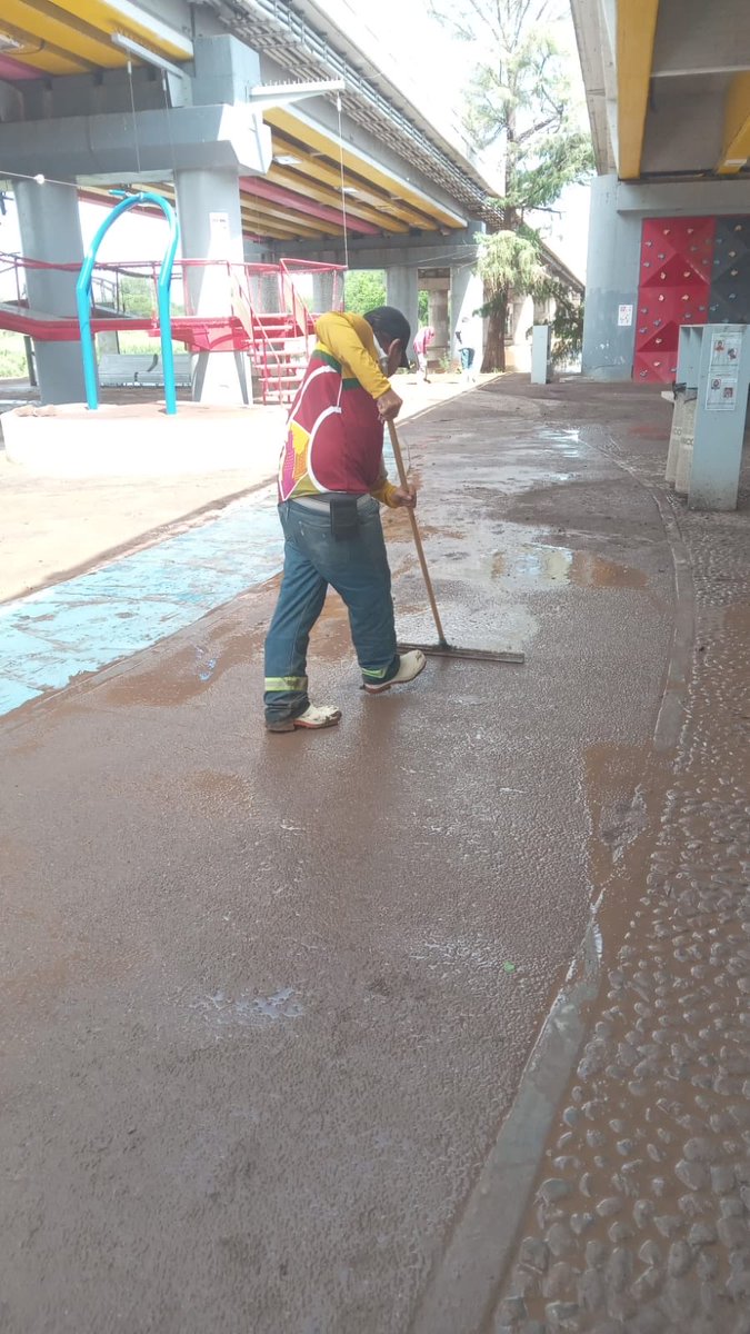 ParqueRiberas's tweet photo. Después de las fuertes lluvias, estamos limpiando y lavando el Parque Acuático para que muy pronto puedas volver a disfrutar de este espacio. 🌧️🌳✨ https://t.co/iW6kLcl2D5