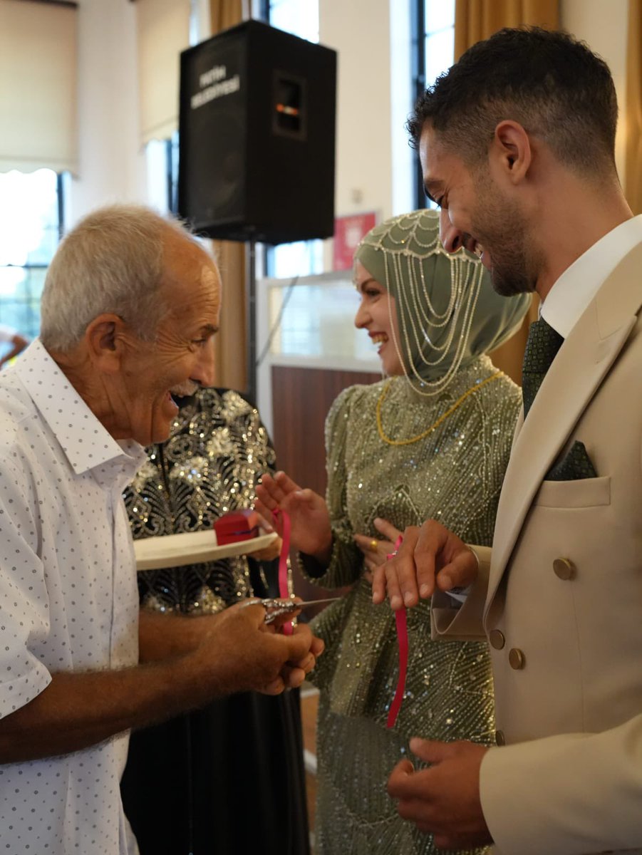 aselcukyasar's tweet photo. Dün akşam en mutlu günlerimizden birini yaşadık. İlk göz ağrımız Ayşe evliliğe ilk adımını attı. 
Davetimize icabet o kadar samimiydi ki nişanımız düğün oldu. Davetimizi şenlendiren tüm katılımcılara yürekten teşekkür ederiz. Bununla birlikte davetimizi gerçekleştirdiğimiz
Fatih Belediyesi olarak hizmet veren Topkapı’daki - Mevlânâkapı çok amaçlı salon,  bahçesi ile peyzajı ile otoparkıyla temizliği ile sorumlu çalışanı İsmail beyi ile her şeyiyle mükemmeldi.

Yaşar ailesi adına 
Fatih Belediye Başkanımızı ve şahsında tüm Fatih Belediyemizi tebrik ve kendilerine yürekten teşekkür ederiz.
@MErgun_Turan @FatihBelediye