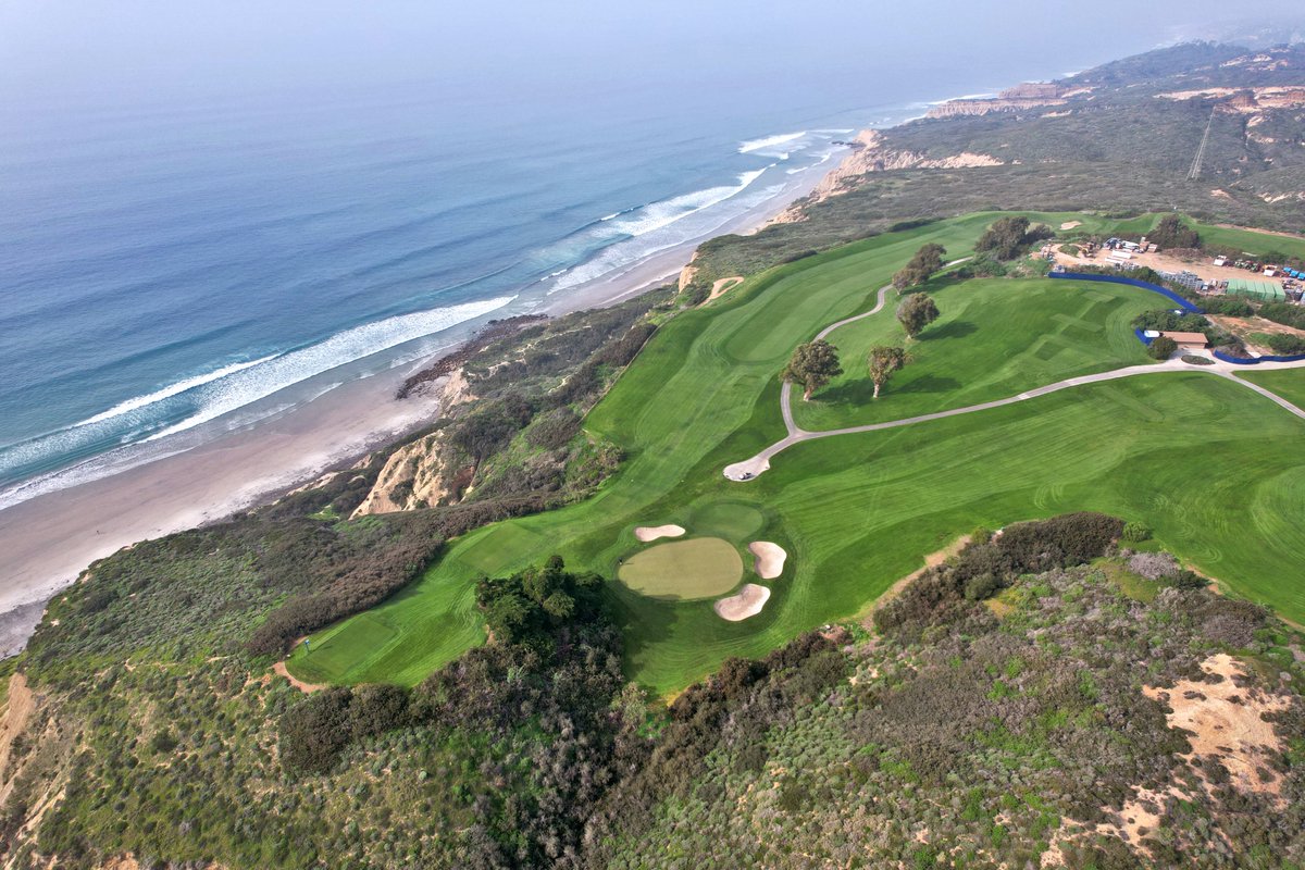 GolfCourseGurus's tweet photo. The 3rd on the South Course gets all the hype at @GolfTorrey but I'm in the camp that thinks the 15th on the North Course is better.  Plus, you have to love that Tom Weiskopf reversed the nines so that the most dramatic shots on the course were saved for late in the round. https://t.co/AiaLxSdNDr