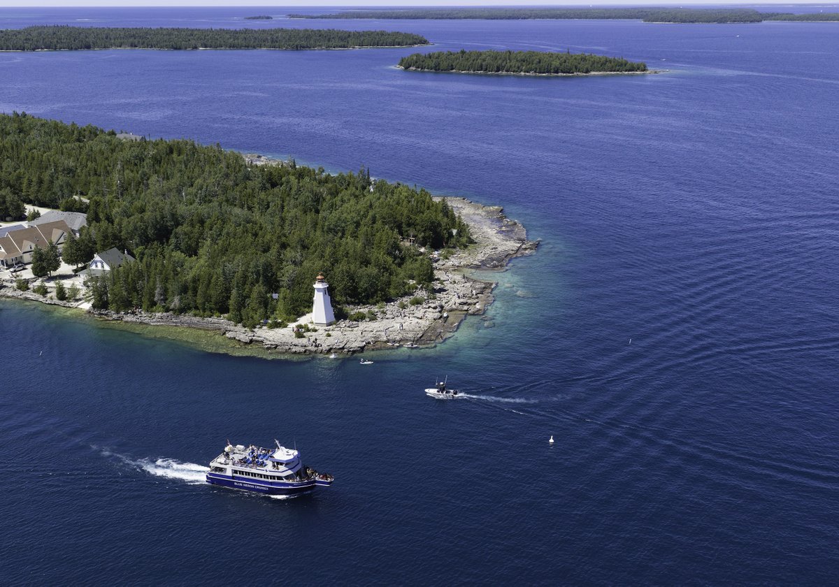 Blueheronjack's tweet photo. The Blue Heron Cruises vessel Great Blue Heron over the shipwreck of the schooner Sweepstakes, Big Tub Harbour, Tobermory, Canada.
Georgian Bay, Big Tub Lighthouse, Blue Heron 9, glass bottom boat, https://t.co/Ng88VFrPeW