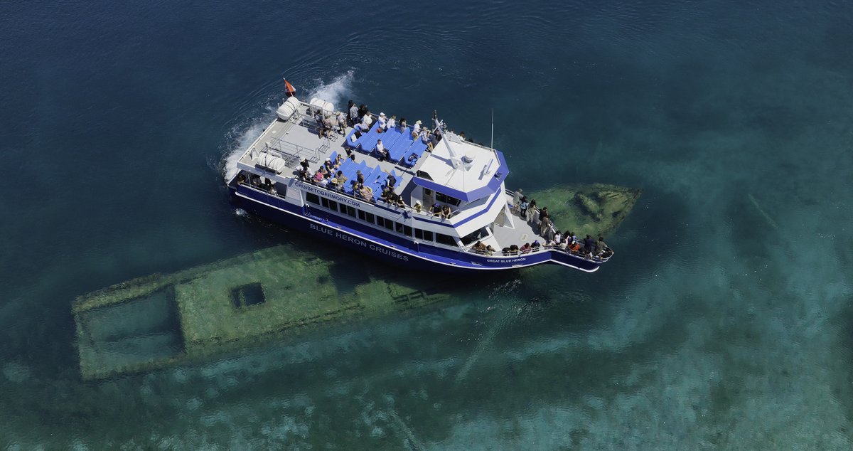 Blueheronjack's tweet photo. The Blue Heron Cruises vessel Great Blue Heron over the shipwreck of the schooner Sweepstakes, Big Tub Harbour, Tobermory, Canada.
Georgian Bay, Big Tub Lighthouse, Blue Heron 9, glass bottom boat, https://t.co/Ng88VFrPeW