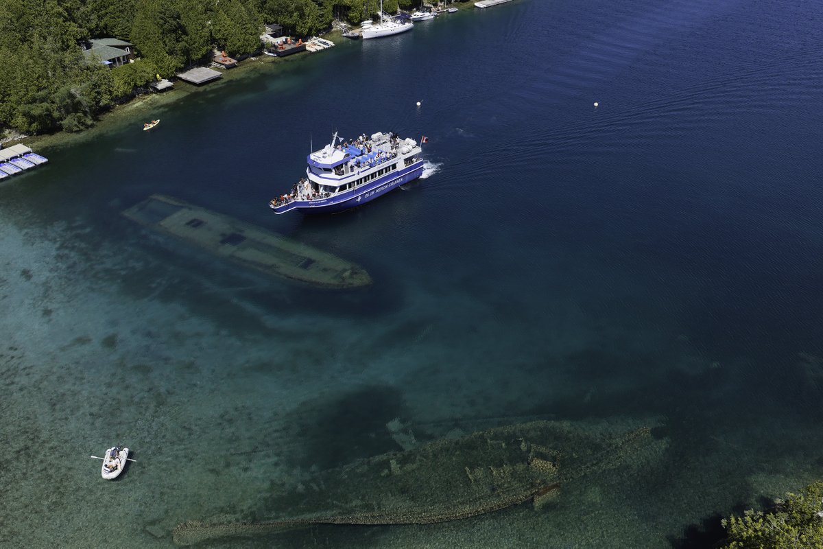 Blueheronjack's tweet photo. The Blue Heron Cruises vessel Great Blue Heron over the shipwreck of the schooner Sweepstakes, Big Tub Harbour, Tobermory, Canada.
Georgian Bay, Big Tub Lighthouse, Blue Heron 9, glass bottom boat, https://t.co/Ng88VFrPeW