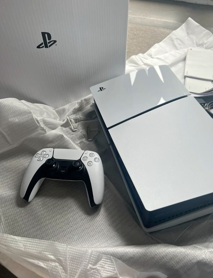OLAGuildGamesBR's tweet photo. 🚨 PlayStation: Após anunciar o fim da produção de discos físicos para novos jogos a partir de janeiro de 2028, muitos gamers acreditam que a única forma de realmente possuir os jogos digitais pelos quais pagaram será por meio da pirataria.

“Se comprar não é possuir, piratear não é roubar.”