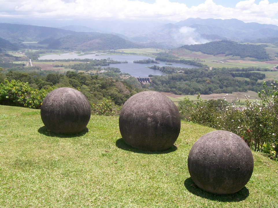 ivanfamil's tweet photo. En una selva de Costa Rica hay más de 300 bolas de piedra casi perfectas, algunas de más de 15 toneladas, talladas por un pueblo sin metal ni rueda. Se las atribuyeron a la Atlántida y a los extraterrestres, pero la verdad es más interesante. Tira del hilo 🧵👇🏽👇🏽👇🏽 https://t.co/xhtTln1Fs5