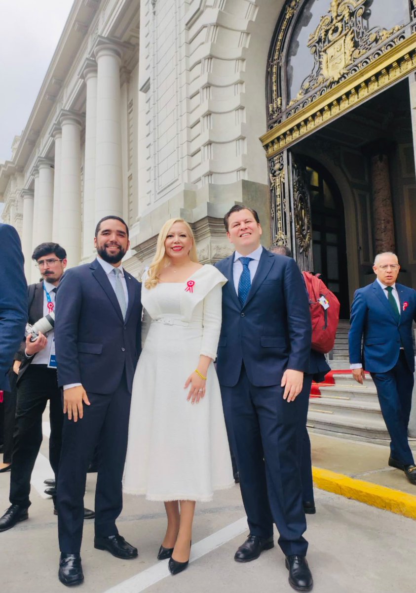 gylforum's tweet photo. 🇵🇦Encuentro GYLF Alumni. Nuestro Presidente, Jacobo Pombo, y nuestra Directora General, Giorgiana Martinezgarnelo y Calvo, se encontraron en Lima con Roberto Zúñiga, GYLF Alumni y Diputado en el Parlamento de Panamá, durante la Ceremonia de Transmisión de Mando del Gobierno peruano. #GYLFORUM
—

🇵🇦GYLF Alumni Meeting. Our President, Jacobo Pombo, and our General Director, Giorgiana Martinezgarnelo y Calvo, met in Lima with Roberto Zúñiga, GYLF Alumni and Deputy in the Parliament of Panama, during the Peruvian Government's Command Transfer Ceremony. #GYLFORUM