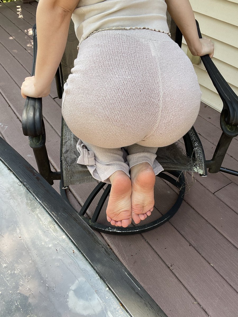 venuscommand's tweet photo. What do you think my sweaty feet smell like? https://t.co/XH8PSd2YdA
