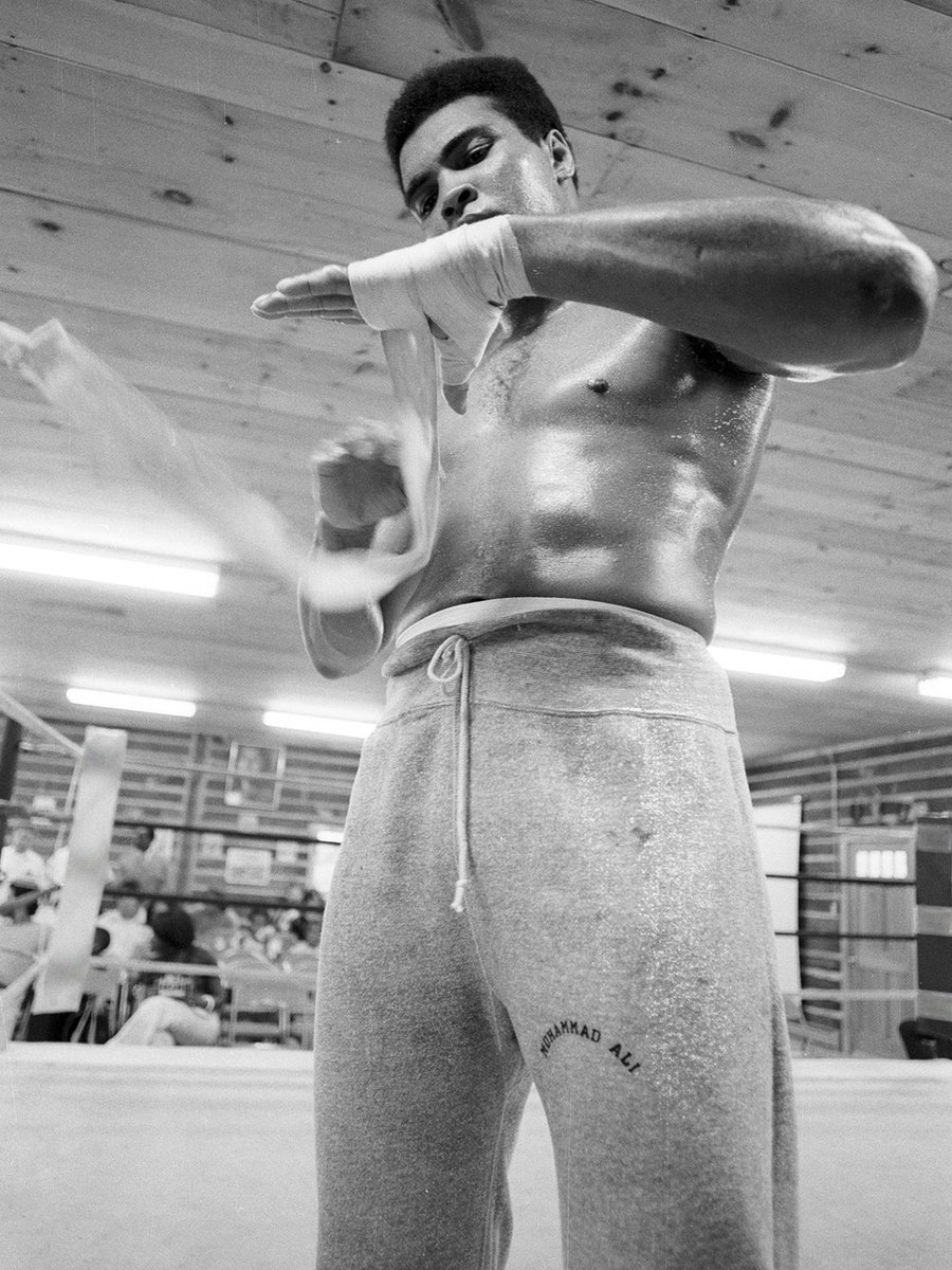 MuhammadAli's tweet photo. Muhammad Ali at a photo shoot in Dallas, TX
12/9/1997
📸: @LeiferNeil
#MuhammadAli #Champion #Boxing #Legacy #Icon #History #GOAT https://t.co/wzhpcXJiyc