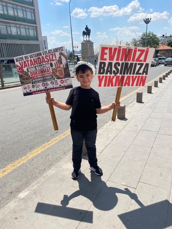 DerebasOmer's tweet photo. @KirmiziNotTR Anayasa'nın güvence altına aldığı mülkiyet hakkı ile tarım arazilerinin korunması ilkesi birlikte değerlendirilmelidir. Çözüm, hak ve kamu yararını birlikte koruyan düzenlemelerden geçmektedir.
#YapıKayıtMeclise
BahcemeDokunma https://t.co/5J16q1JqFa