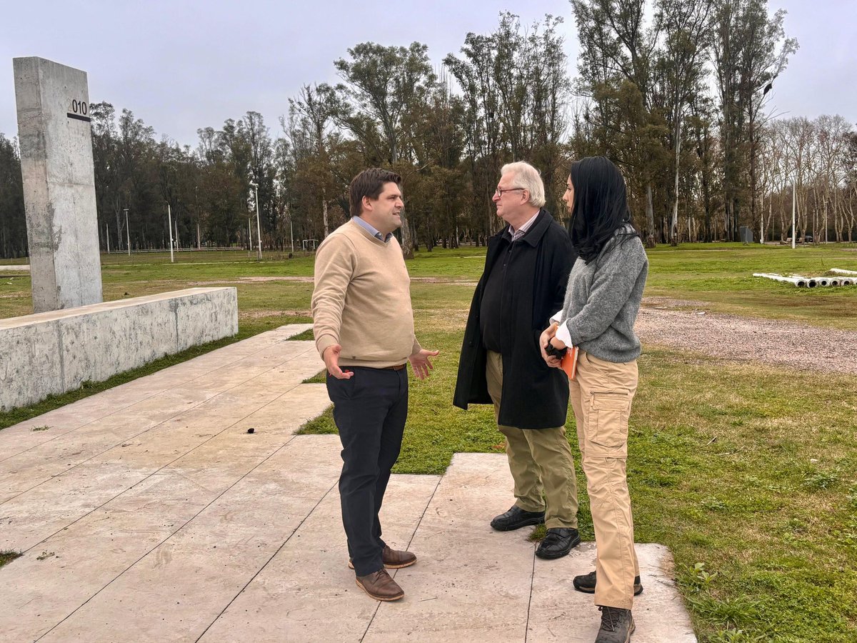 MAmbienteuy's tweet photo. 🫱🏻‍🫲🏼La Directora Nacional de Cambio Climático @MaFerSouza_ recorrió junto al intendente @falgorta, las zonas afectadas por las inundaciones y acordaron acciones para fortalecer la adaptación del territorio frente a estos eventos que son más frecuentes. https://t.co/UlFBB62pxv