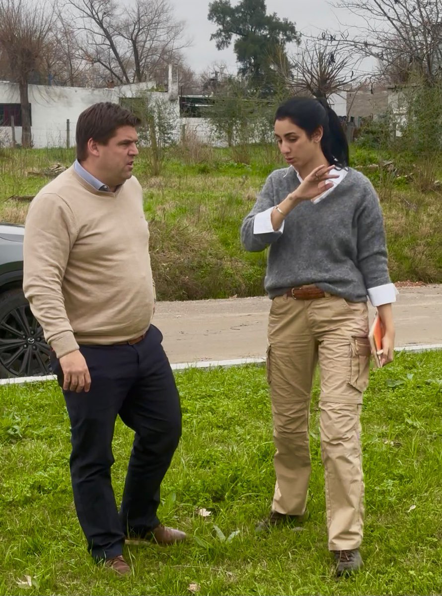 MAmbienteuy's tweet photo. 🫱🏻‍🫲🏼La Directora Nacional de Cambio Climático @MaFerSouza_ recorrió junto al intendente @falgorta, las zonas afectadas por las inundaciones y acordaron acciones para fortalecer la adaptación del territorio frente a estos eventos que son más frecuentes. https://t.co/UlFBB62pxv
