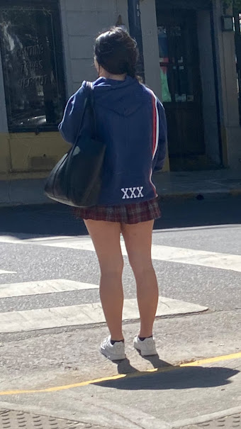 markobouzat's tweet photo. volvieron las clases, volvieron los desfiles de polleritas bien cortitas en la calle. https://t.co/DB5MoMkkQa