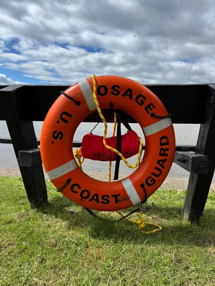 SenRobinsonPA's tweet photo. Happy 236th Birthday to the U.S. Coast Guard! Thankful to those who serve to protect our homeland, making countless sacrifices for our freedoms.

Last year, I was proud to join the 60-member crew of the USCG’s Cutter Osage Sewickley in a wreath laying ceremony for Memorial Day. https://t.co/saF8eRt8OL