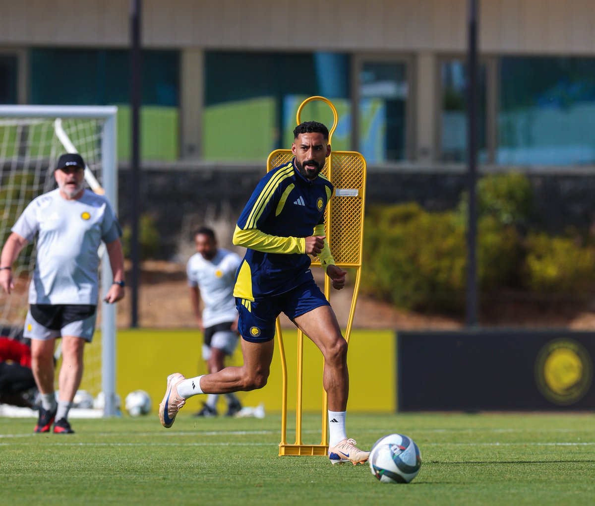 AlNassrFC's tweet photo. توجيهـات السيـد آنج لا تتوقّـف 💛 https://t.co/Nu8sfIPu4S