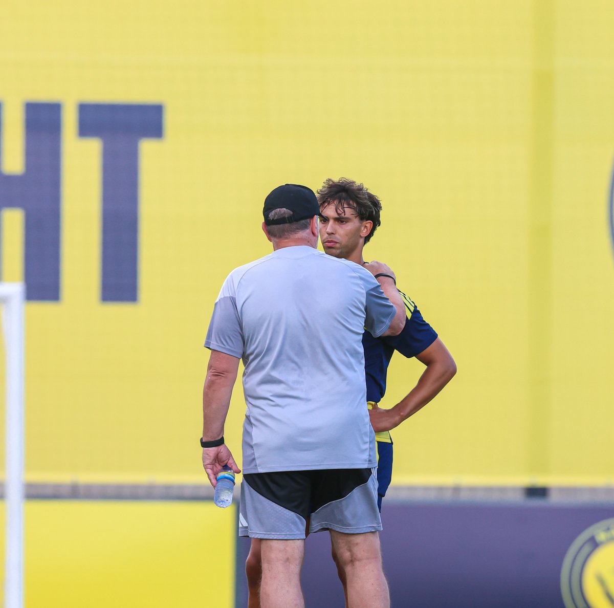 AlNassrFC's tweet photo. توجيهـات السيـد آنج لا تتوقّـف 💛 https://t.co/Nu8sfIPu4S