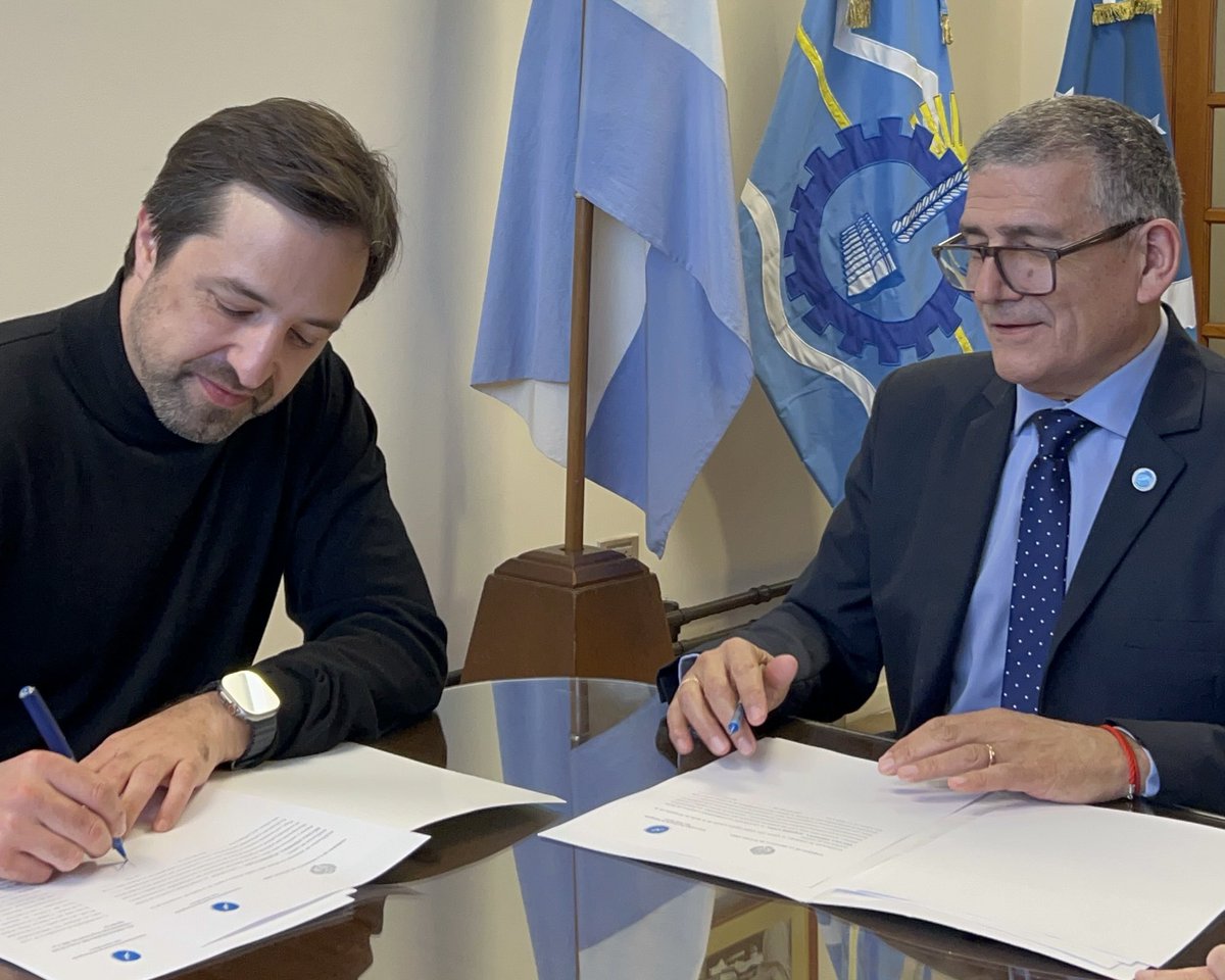 nkreplak's tweet photo. Acuerdos de cooperación federal para un sistema integrado de salud

Llegamos a Comodoro Rivadavia, #Chubut, donde nos recibió el intendente @otharmach y autoridades de la Universidad Nacional de la Patagonia San Juan Bosco

Firmamos un convenio entre @saludbap y la @unpsjb_oficial para fortalecer la cooperación en salud, formación e investigación.