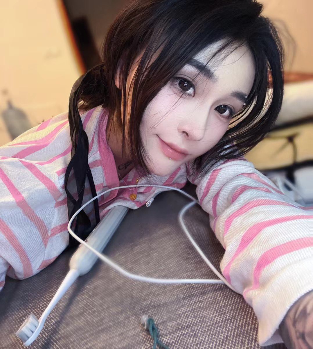 rercarado's tweet photo. 在做福利姬之前的长这样 感觉做了福利姬之后面相都变了 现在脸上写着我是骚母狗几个字 一张嘴就感觉自己即将去舔男人的肉棒 https://t.co/LE4cH1Bm1x