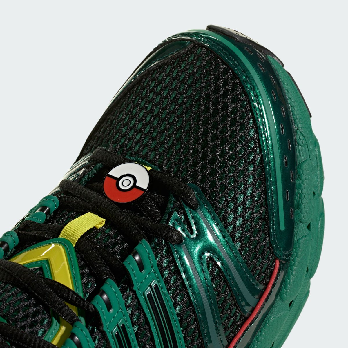 ModernNotoriety's tweet photo. Pokémon x adidas Adistar Control 5 "Rayquaza" 🐉

🗓️ September 2026 https://t.co/f331RHBRxm