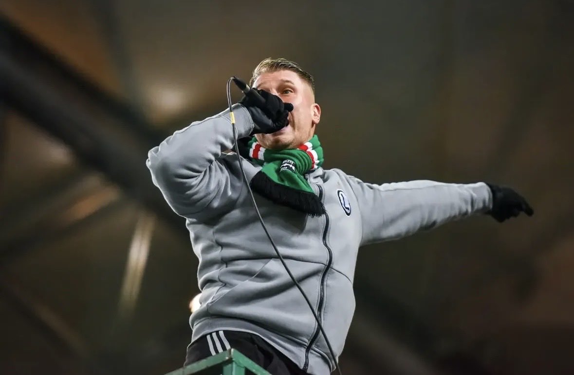 ultras1899_'s tweet photo. Varsovie : Piotr "#Staruch" Staruchowicz, le capo des #ultras du #Legia Varsovie, interdit de stade depuis l'automne 2025, suite au match Motor Lublin-Legia de mars 2025, a été gracié par le président polonais Karol Nawrocki et pourra faire rapidement son retour dans la #żyleta https://t.co/y8uHAKMfDg