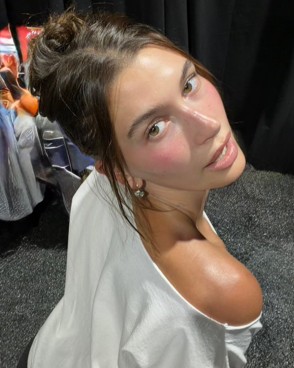 archiveshailey's tweet photo. pretty girl. https://t.co/WQ7uWWhXZq