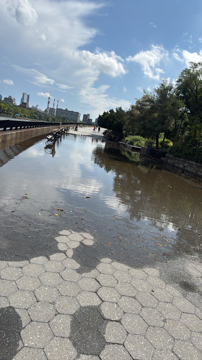 JacobFishingnyc's tweet photo. @NYCMayor this is literally right next to your house. You can see the problem with your own eyes. now tell me how am I supposed to get to the other side? https://t.co/obJb6EXoOJ