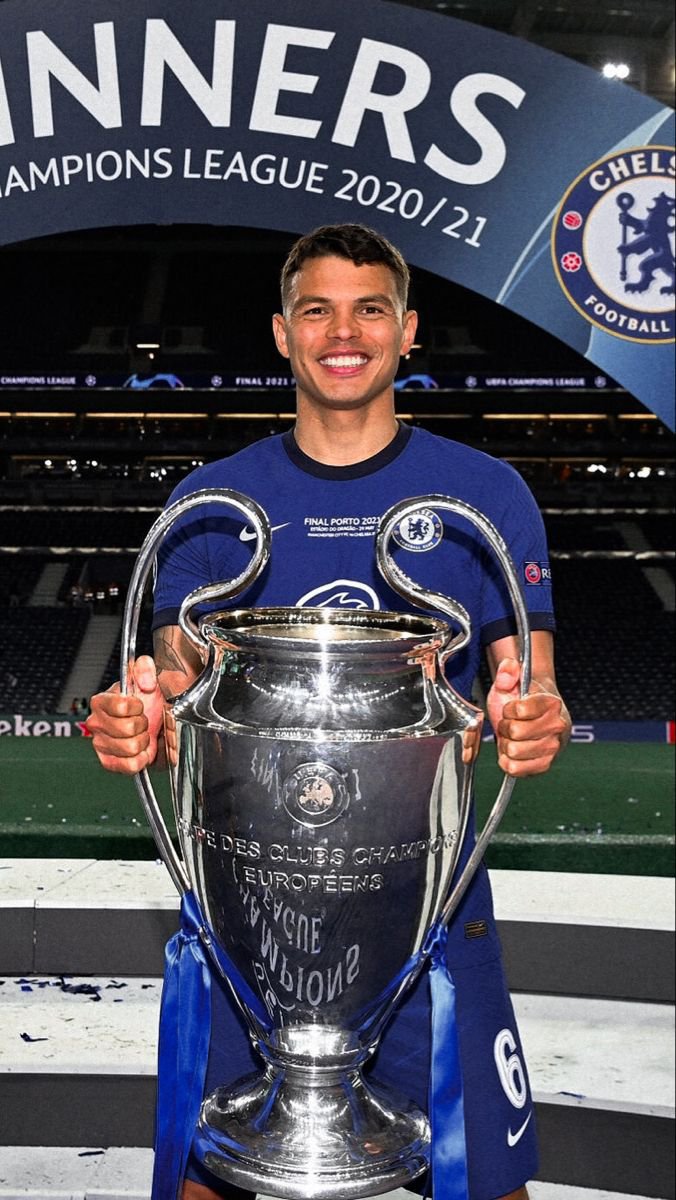 xharamball's tweet photo. Top List Transfer pemain veteran Chelsea di era sepakbola modern

1. Mark Schwarzer (40 thn 9 bln, 2013)
Dari: Fulham
Paling tua yang pernah direkrut. Backup kiper andalan, masih main di usia 41, jaga stabilitas di belakang Cech. Profesionalisme tinggi.

2. Didier Drogba (kedua kalinya, 36 thn 4 bln, 2014)
Dari: Galatasaray (loan)
Comeback singkat tapi berdampak. Bawa pengalaman & leadership, bantu juara Premier League 2014/15.

3. Thiago Silva (35 thn 11 bln, 2020)
Dari: Paris Saint-Germain
Impact terbesar di era modern. Main 150+ laga, juara UCL 2021, Player of the Season, jadi pemimpin & mentor di tengah chaos.

4. Ruud Gullit (32 thn 8 bln, 1995)
Dari: Sampdoria
Transformasi total. Bawa gaya main Eropa, jadi player-manager, menangkan FA Cup 1997. Fondasi Chelsea modern dimulai dari sini.

5. Gianluca Vialli (31 thn 10 bln, 1996)
Dari: Juventus
Langsung jadi bintang + kemudian manajer. Bantu raih FA Cup, League Cup, Cup Winners’ Cup. Era kejayaan akhir 90-an.

6. Olivier Giroud (31, 2018)
Dari: Arsenal
Clutch king. 39 gol di 119 laga, juara Europa League + Champions League. Selalu muncul di momen penting.
