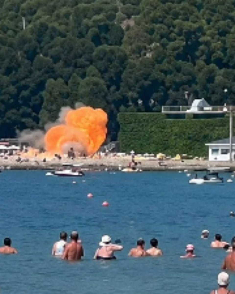 PublicNewsX's tweet photo. 🚨 Russian officials report a drone (claimed Ukrainian) struck a crowded Black Sea beach near Gelendzhik / Arkhipo-Osipovka today.

At least 7 dead, including 3 children. ~40 injured. Videos show the impact on holidaymakers. 

Ukraine has not commented. 
Russia calls it a deliberate civilian attack.