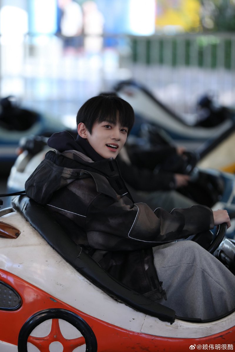 lovx4vr's tweet photo. 놀이공원 속 선푸쉬안만 보면 함박웃음지음 https://t.co/xVqfNO9Riz