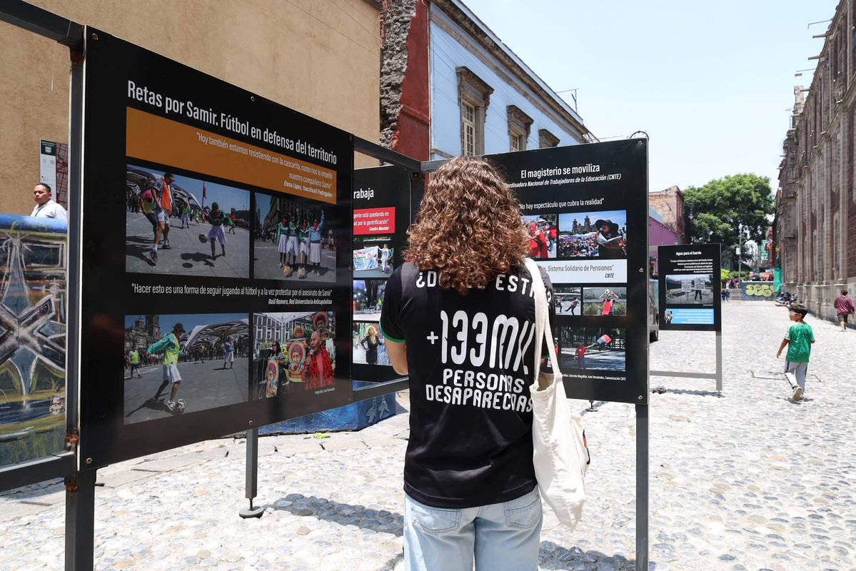 SanIldefonsoMx's tweet photo. El futbol también cuenta historias que no aparecen en los marcadores. ⚽

"Fuera de lugar" propone mirar más allá de los grandes estadios para descubrir las canchas de barrio, las calles y los espacios donde este deporte se convierte en identidad, memoria, resistencia y comunidad.

Esta exposición realizada por el Colegio de San Ildefonso en colaboración con @Desinformemonos explora cómo el futbol también habla de desigualdad, territorio, violencia, desplazamiento urbano y de los vínculos que nacen alrededor del juego.

📍 Galería urbana del Colegio de San Ildefonso (Calle San Ildefonso, núm. 33, Centro Histórico, CDMX)
📅 Ya en exhibición. Hasta el 30 de agosto de 2026 
🎟️ Acceso gratuito

Porque, a veces, las historias más importantes del futbol suceden fuera de la cancha.