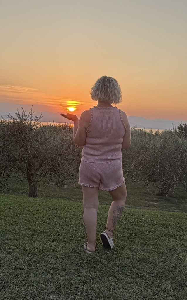 LadyCindylau's tweet photo. Ich halte den Sonnenuntergang in meiner Hand… den Rest deines Geldes solltest du in meine legen. 💸

Mach meinen Abend ein kleines Stück luxuriöser. Wer aufmerksam ist, braucht keine zweite Aufforderung 💸💗 https://t.co/TFUIgPIr6A