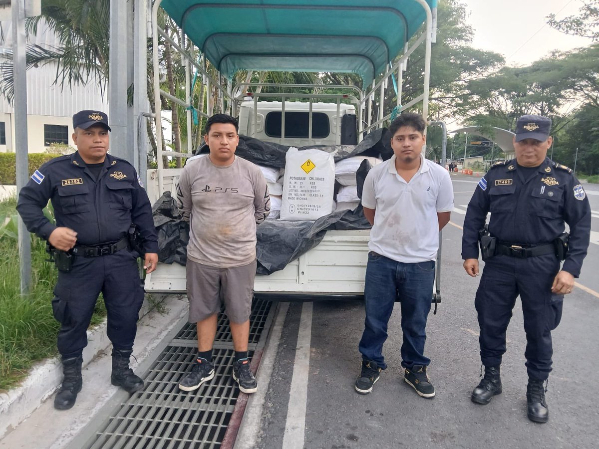 PNCSV's tweet photo. En un control vehicular instalado en La Palma, Chalatenango Norte, intervenimos a estos dos sujetos que se conducían a bordo de un camión. 

Al registrar el vehículo, localizamos 100 sacos con material para la elaboración de productos pirotécnicos, sin la documentación requerida por la ley.
 
Los identificamos como:
 
-Jefri Bianey Pérez Mejía, de 23 años 

-David Nahúm García López, de 18 años
 
Ambos serán remitidos por el delito de contrabando de mercadería.
 
#PlanControlTerritorial