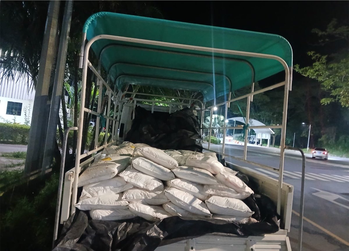 PNCSV's tweet photo. En un control vehicular instalado en La Palma, Chalatenango Norte, intervenimos a estos dos sujetos que se conducían a bordo de un camión. 

Al registrar el vehículo, localizamos 100 sacos con material para la elaboración de productos pirotécnicos, sin la documentación requerida por la ley.
 
Los identificamos como:
 
-Jefri Bianey Pérez Mejía, de 23 años 

-David Nahúm García López, de 18 años
 
Ambos serán remitidos por el delito de contrabando de mercadería.
 
#PlanControlTerritorial