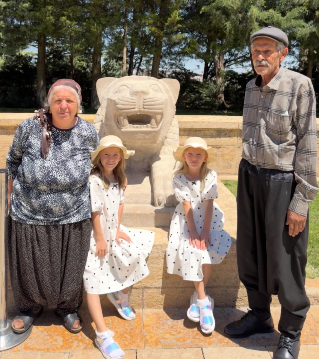gusholderhaber's tweet photo. 34 yıl sonra tüp bebek yöntemiyle çocuk sahibi olan çift, çocuklarıyla birlikte Anıtkabir'i gezdi. https://t.co/irNw1XtBnD