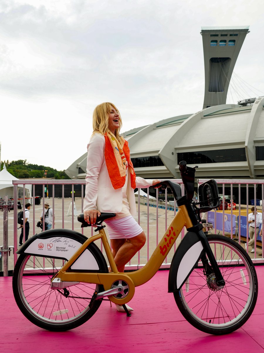 Montreal's tweet photo. One photo. Three icons. 

🤸‍♀️Nadia Comăneci
🚲 Bixi
🥇 Olympic Stadium 

📷 JF Savaria #montreal https://t.co/d3WWpoZydv