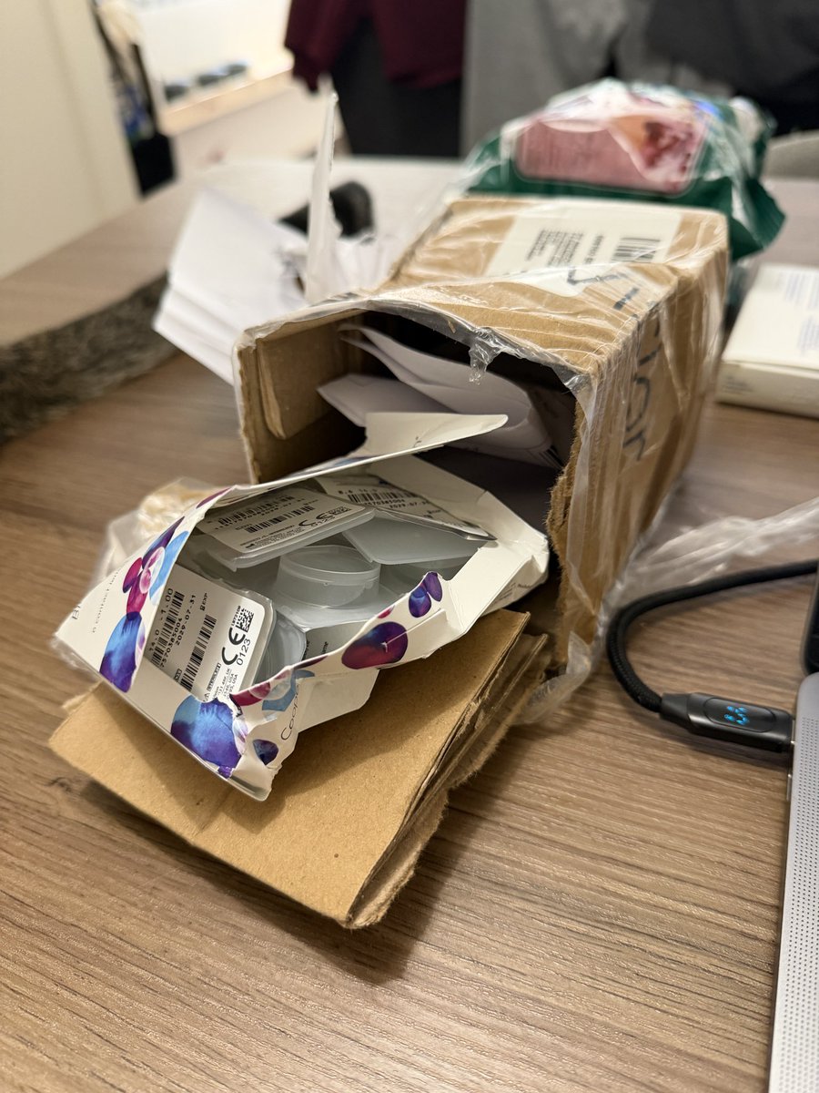 CzarSuarez's tweet photo. Puedo entender que el paquete se aplaste un poco, pero que te llegue así?! @FedEx Pedí unos lentes de contacto por @costco_mexico 😪 uno llegó abierto https://t.co/eybJ5T3Kty