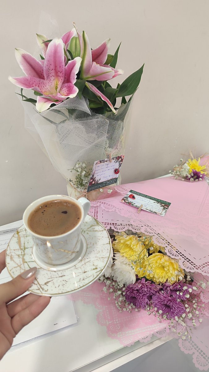 limonluuukekkk's tweet photo. Bu kızın artık çiçekleri var hem de iş yerinde🎉✨ https://t.co/SzH8TphhgU