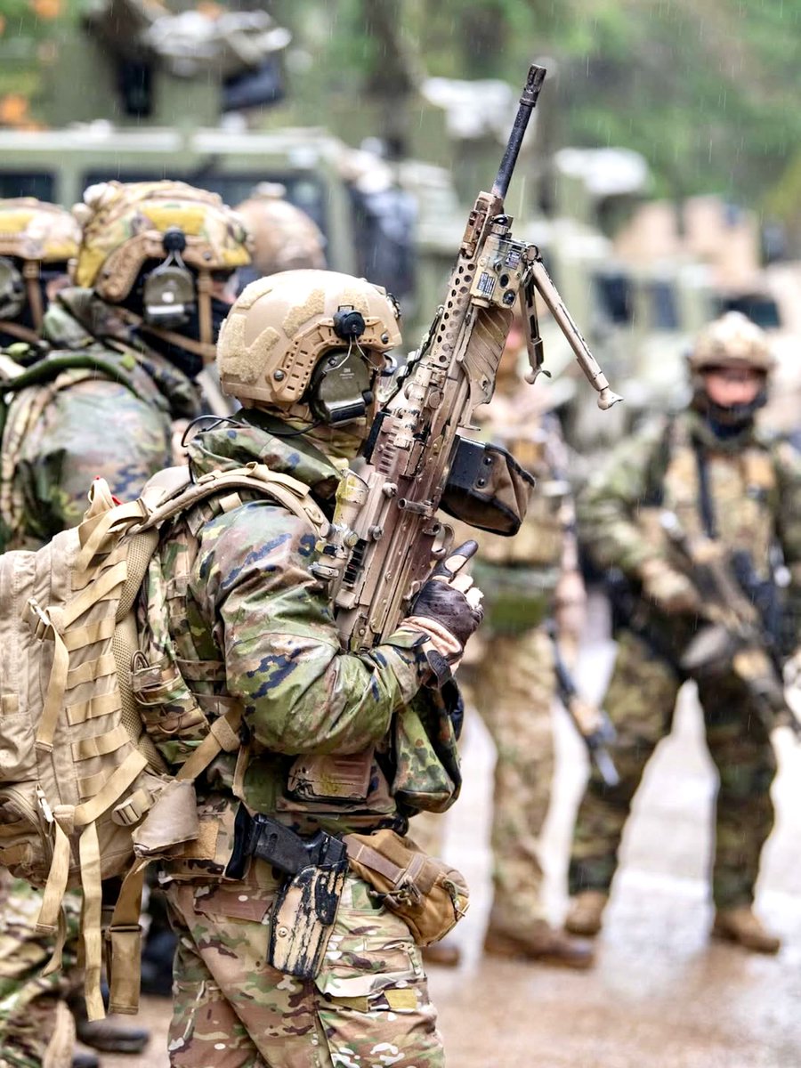 305FUN2's tweet photo. Spanish MOE (Mando de Operaciones Especiales/ Special Operations Command) member armed with MG-5 machine gun and an H&amp;K USP pistol. Steadfast Dart 26 https://t.co/Ud4nsBaemz