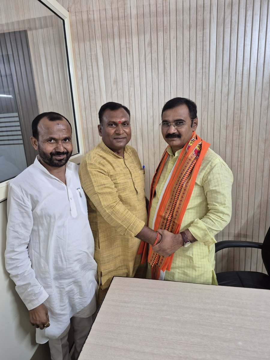 BjpAshwaniPatel's tweet photo. भारतीय जनता पार्टी उत्तर प्रदेश की बहुत ही सरल, सहज,कार्यकर्ताओं के हृदय में बसने वाले संगठन के शिल्पी प्रदेश महामंत्री माननीय श्री दिलीप सिंह पटेल जी और माननीय श्री शंकर लाल लोधी जी से मुलाकात पर संगठनात्मक विषयों पर चर्चा की तथा आशीर्वाद प्राप्त किया l
#DilipPatel
#ShankarLalLodhi