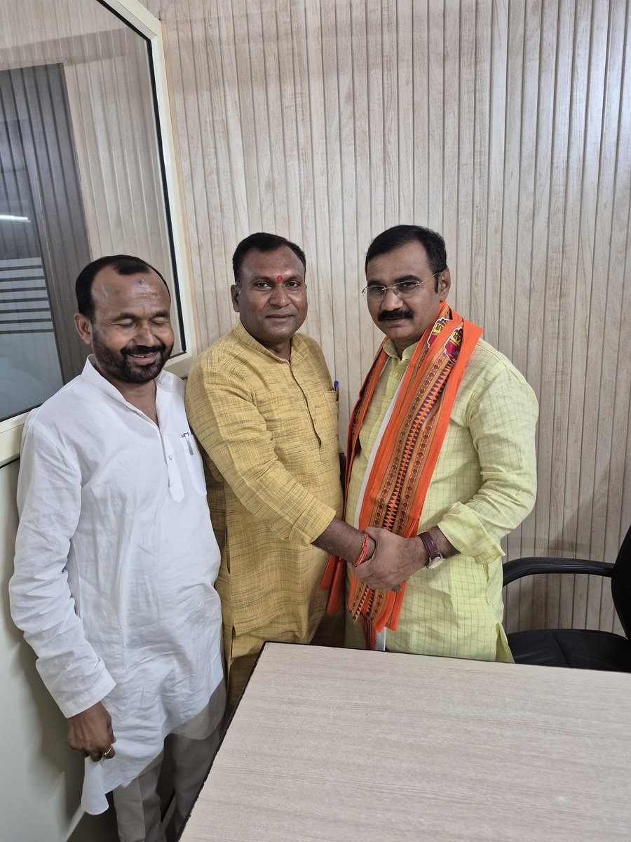 BjpAshwaniPatel's tweet photo. भारतीय जनता पार्टी उत्तर प्रदेश की बहुत ही सरल, सहज,कार्यकर्ताओं के हृदय में बसने वाले संगठन के शिल्पी प्रदेश महामंत्री माननीय श्री दिलीप सिंह पटेल जी और माननीय श्री शंकर लाल लोधी जी से मुलाकात पर संगठनात्मक विषयों पर चर्चा की तथा आशीर्वाद प्राप्त किया l
#DilipPatel
#ShankarLalLodhi