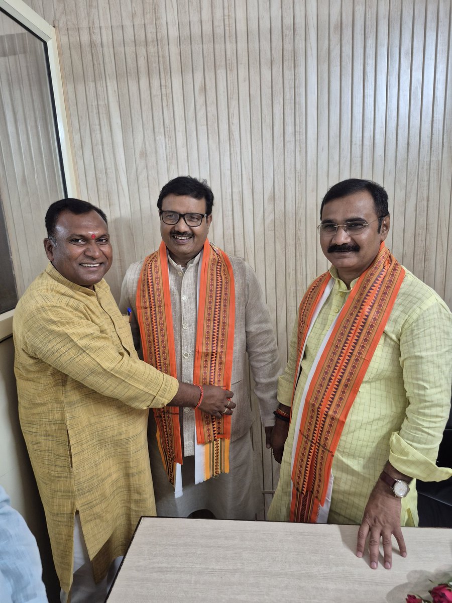 BjpAshwaniPatel's tweet photo. भारतीय जनता पार्टी उत्तर प्रदेश की बहुत ही सरल, सहज,कार्यकर्ताओं के हृदय में बसने वाले संगठन के शिल्पी प्रदेश महामंत्री माननीय श्री दिलीप सिंह पटेल जी और माननीय श्री शंकर लाल लोधी जी से मुलाकात पर संगठनात्मक विषयों पर चर्चा की तथा आशीर्वाद प्राप्त किया l
#DilipPatel
#ShankarLalLodhi